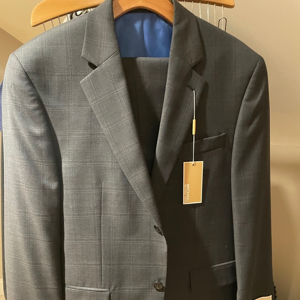 Men’s suit.  Still has tags brand new never worn